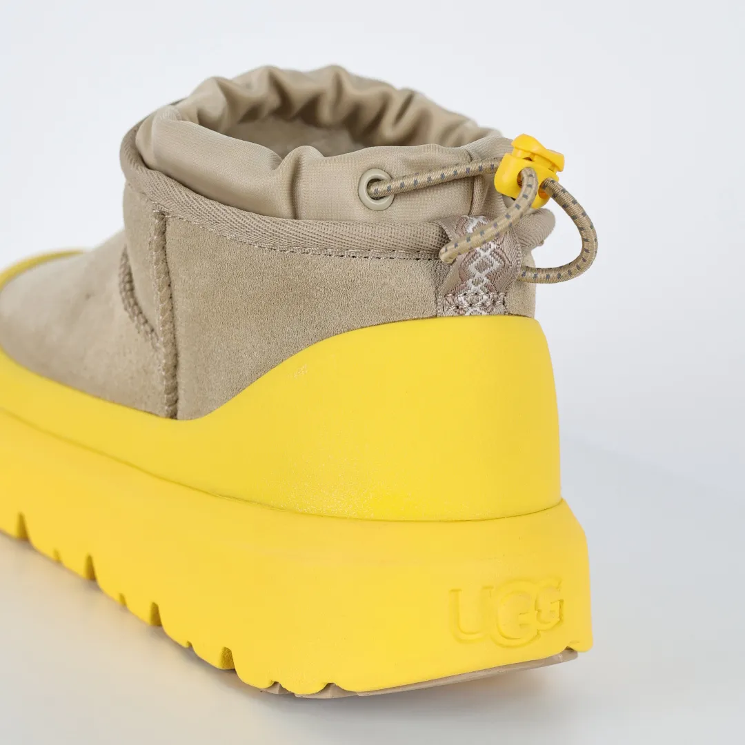 Copy price 💰700 Core recommendation Good price It is a very suitable choice for home furnishings. In recent years, uug has launched a series of styles, which are partial to the preferences of young consumers and have also moved to the forefront of fashion trends. Shoe body material: water-repellent coated suede upper, 17mm UGGPURE™ implantable wool insole, lightweight non-slip and comfortable rubber outsole, with brand LOGO and trademark. Comes with a full set of packaging. Size: 35 36 37 38 3940 41 42 43 44 45
